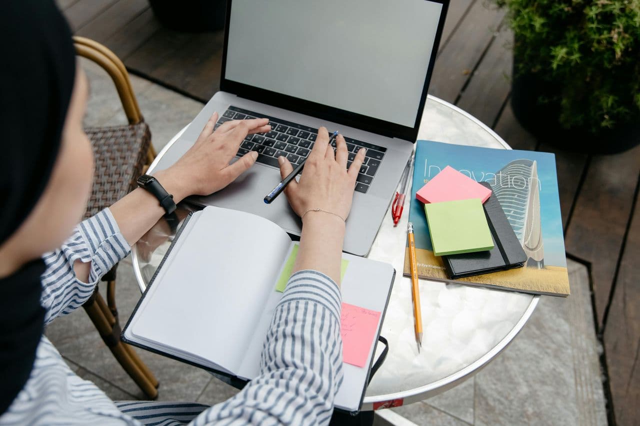how-to-plan-b2b-content-that-ranks-on-google-and-ai-engines-hero